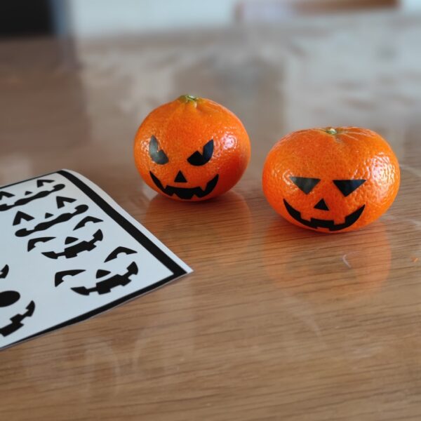 Stickers gezichtjes halloween op mandarijn. Gezonde halloween traktatie